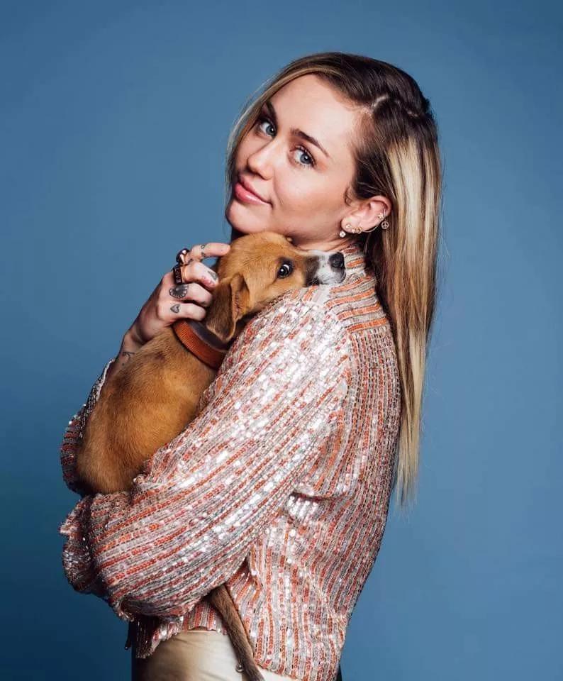 miley cyrus图片 | instagram她出门开始换上纯素皮草迷你裙,人造