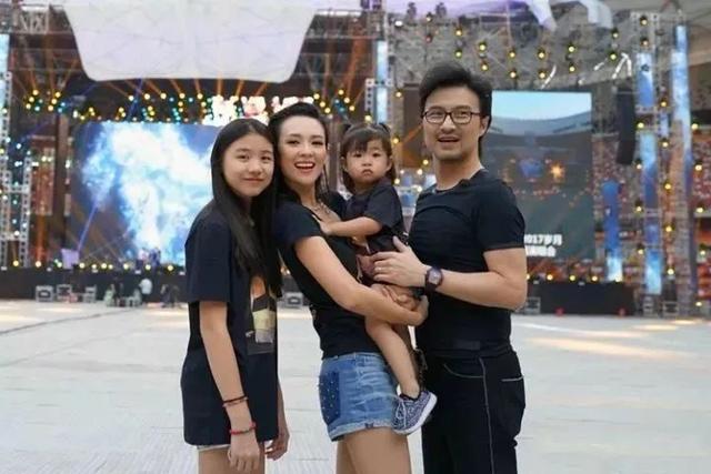 娱记葛怡然说,"过去的章子怡,就好像一张弓,时刻拉的满满当当,铮铮