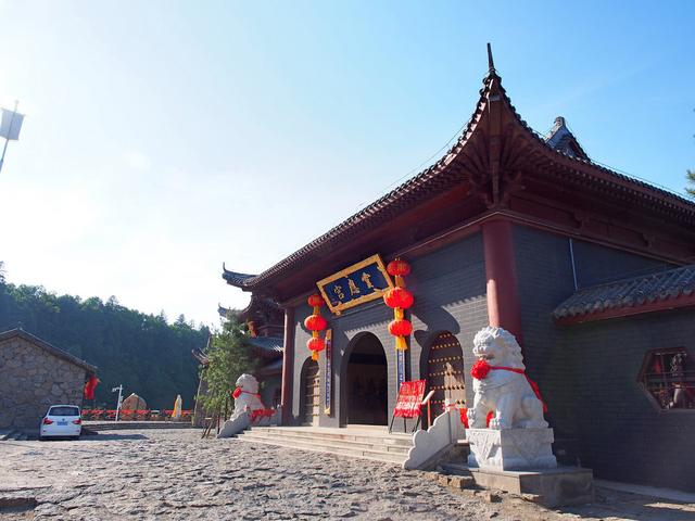 和应灵宫隔江相望的是长白山祠,也是东北最大的摩崖石洞,里面供奉着