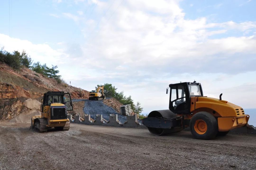 压路机碾压路面注意事项!_进行