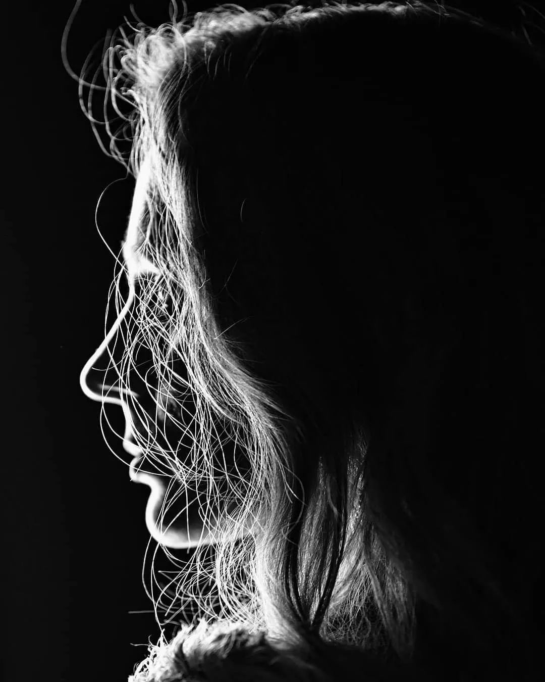 黑白低调摄影作品不能像彩色照片那样可以通过色彩去吸引人的注意力