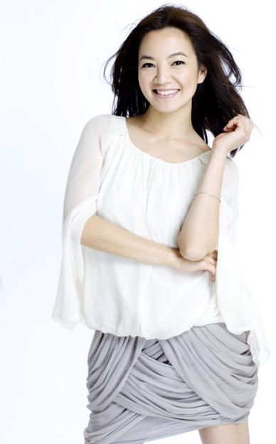 她曾是知名主持人与活佛相恋7年结婚36岁生子后被宠成公主