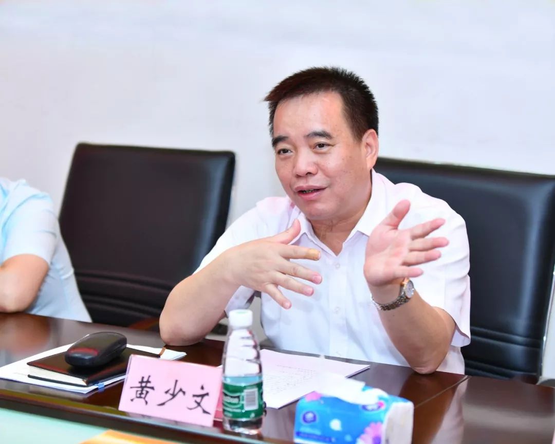 黄少文率队到黄江开展市内扶贫慰问活动,要求全力协助贫困户脱贫脱困