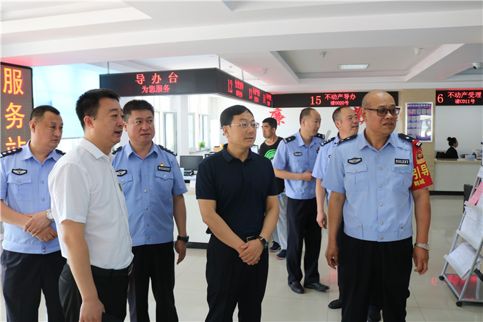 市公安局交警支队党委书记支队长杨忠华一行莅临建华区