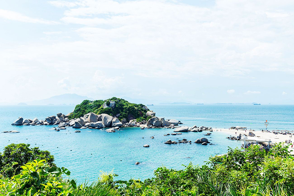 丰渚园位于惠州西湖平湖湖区西北角,三面环水,北隔36米宽鳄