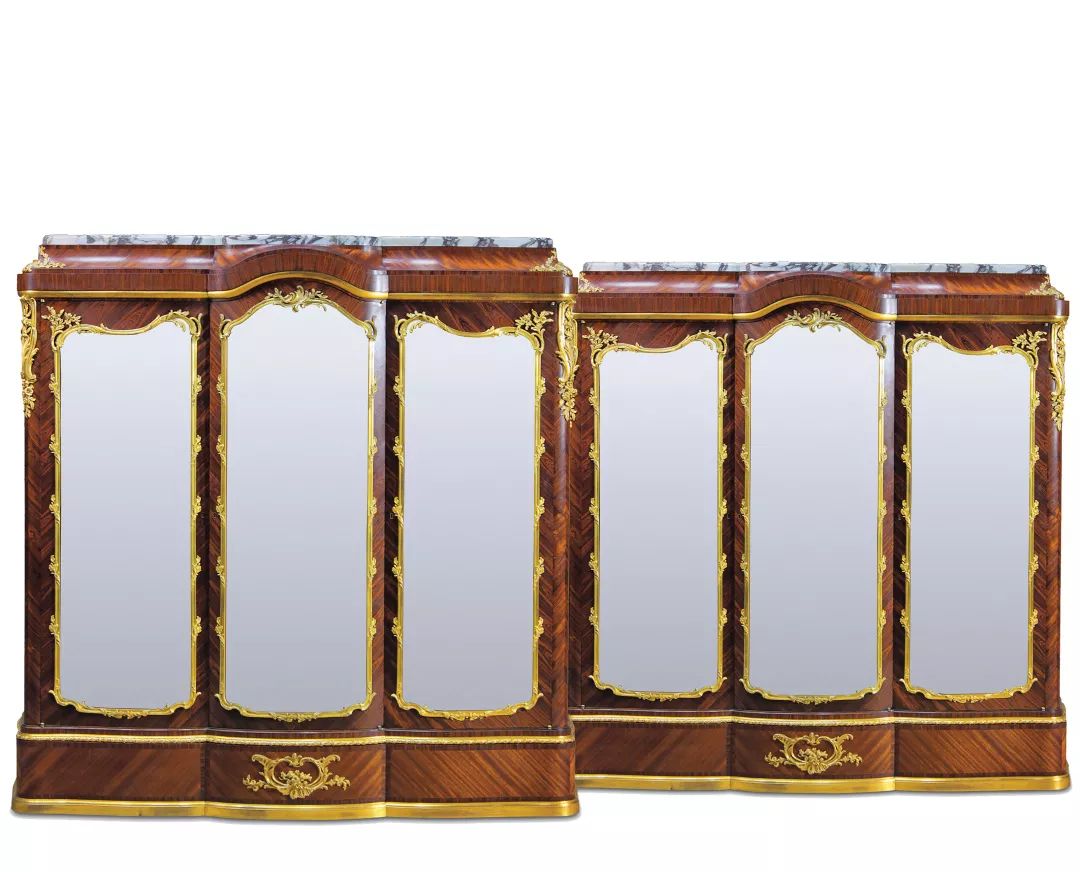 卷纹饰铜件,两侧檐部及中央柜门下方饰有茛苕叶片纹及花束铜鎏金装饰