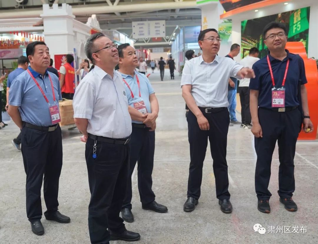 吴仰东,张安疆检查"兰洽会"酒泉展厅布展情况_戈壁