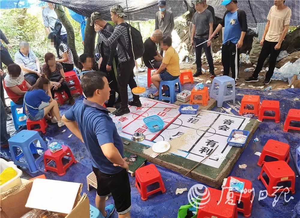 民警冲击该赌博窝点,抓获21名涉赌人员.