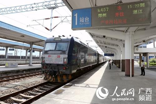 湛江站贴心服务过海滞留旅客