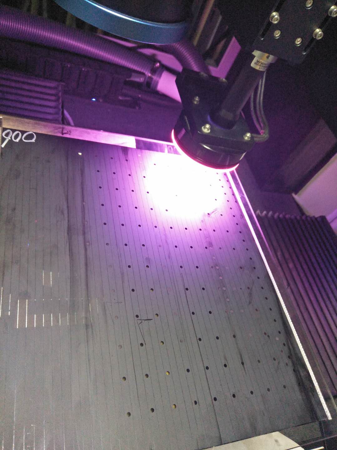 飞秒激光蚀刻机成功应用于太阳能丝网线路图成型