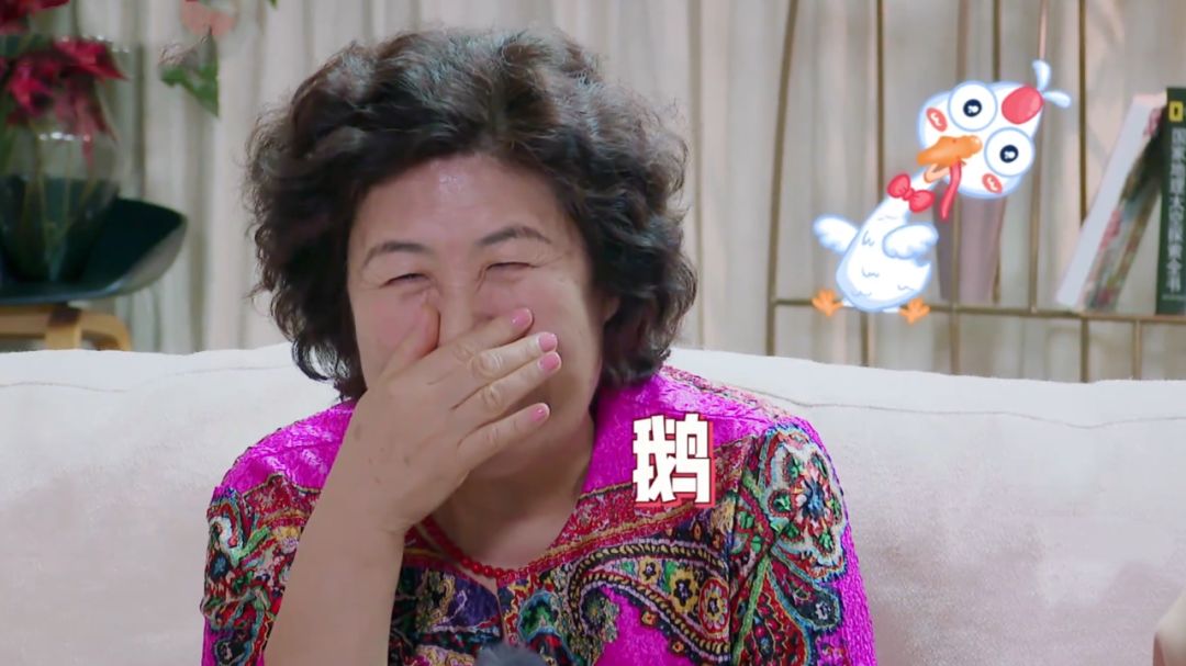 原创张伦硕妈妈成功出道,粉丝机场接机,还为其拉横幅应援