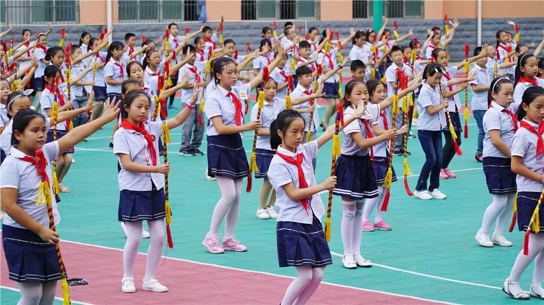 7月3日,在五峰土家族自治县渔洋关镇小学乡村学校少年宫,20多名小学生