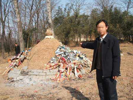 你知道坟头上压砖和白纸的由来么?