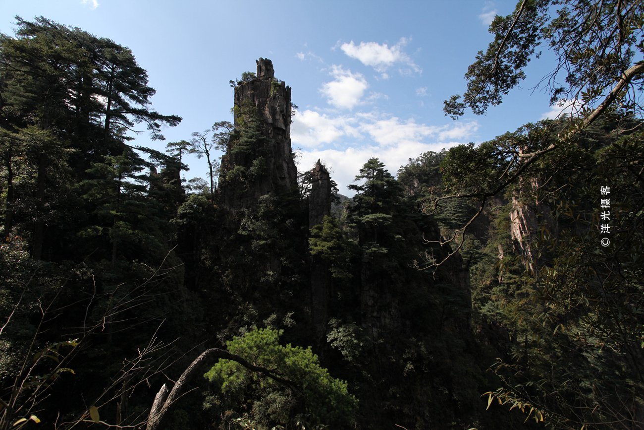 3米 ,不仅是莽山最高峰,同时也因它雄踞湘粤两省三市交界之处,也是