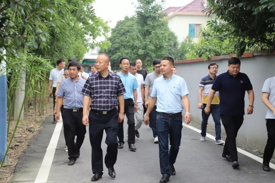 王洪银,人大工委主任鲍顺国带领各有关科办,各村负责人,对高桥,吴山前