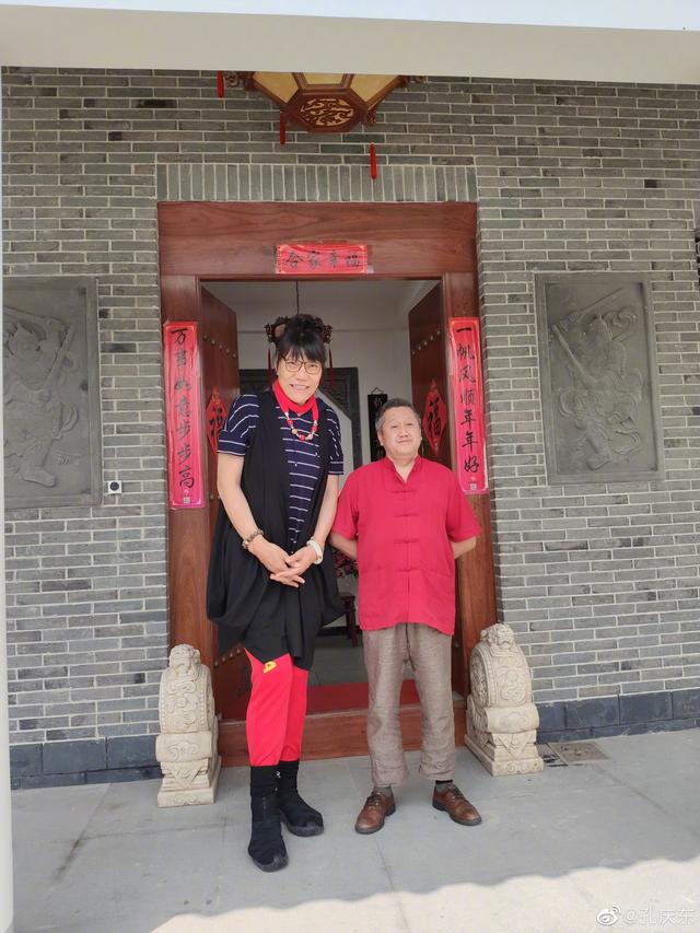 2米高女篮巨人郑海霞,与北大教授孔庆东合影,两人看着差不多高