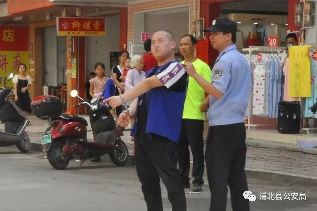扫黑除恶浦北警方武装押解涉黑团伙辨认犯罪现场