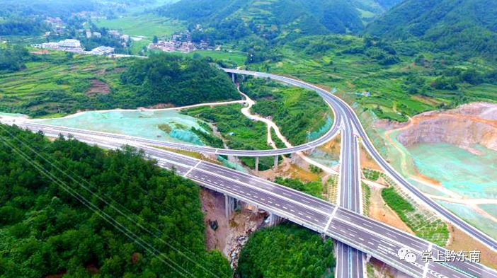 三施高速连接三穗,镇远,施秉三个县城,辐射人口60余万人,是黔东南旅游