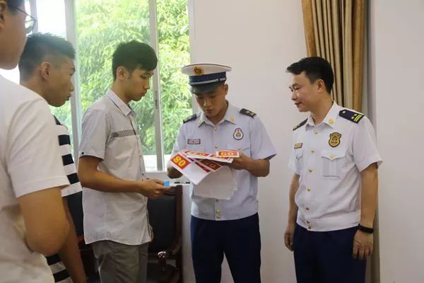 基础部军事训练教研室刘晋军副主任和自治区消防员招录工作办公室