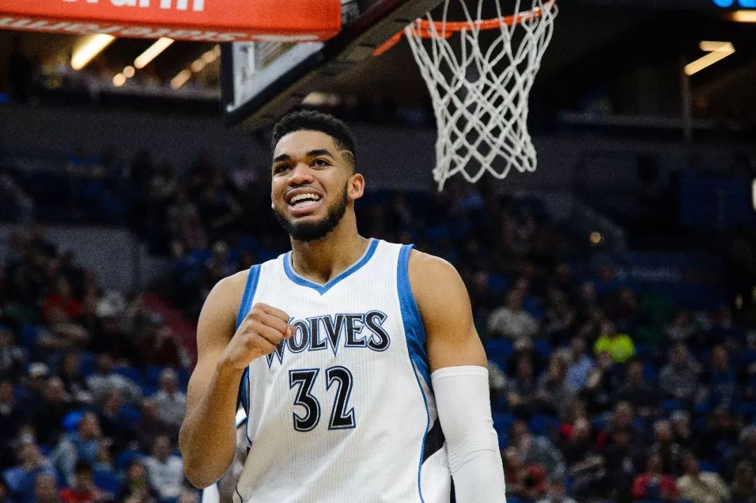 毫无疑问,唐斯是这届新秀当中至今最好的球员,他在新秀赛季场均就可以