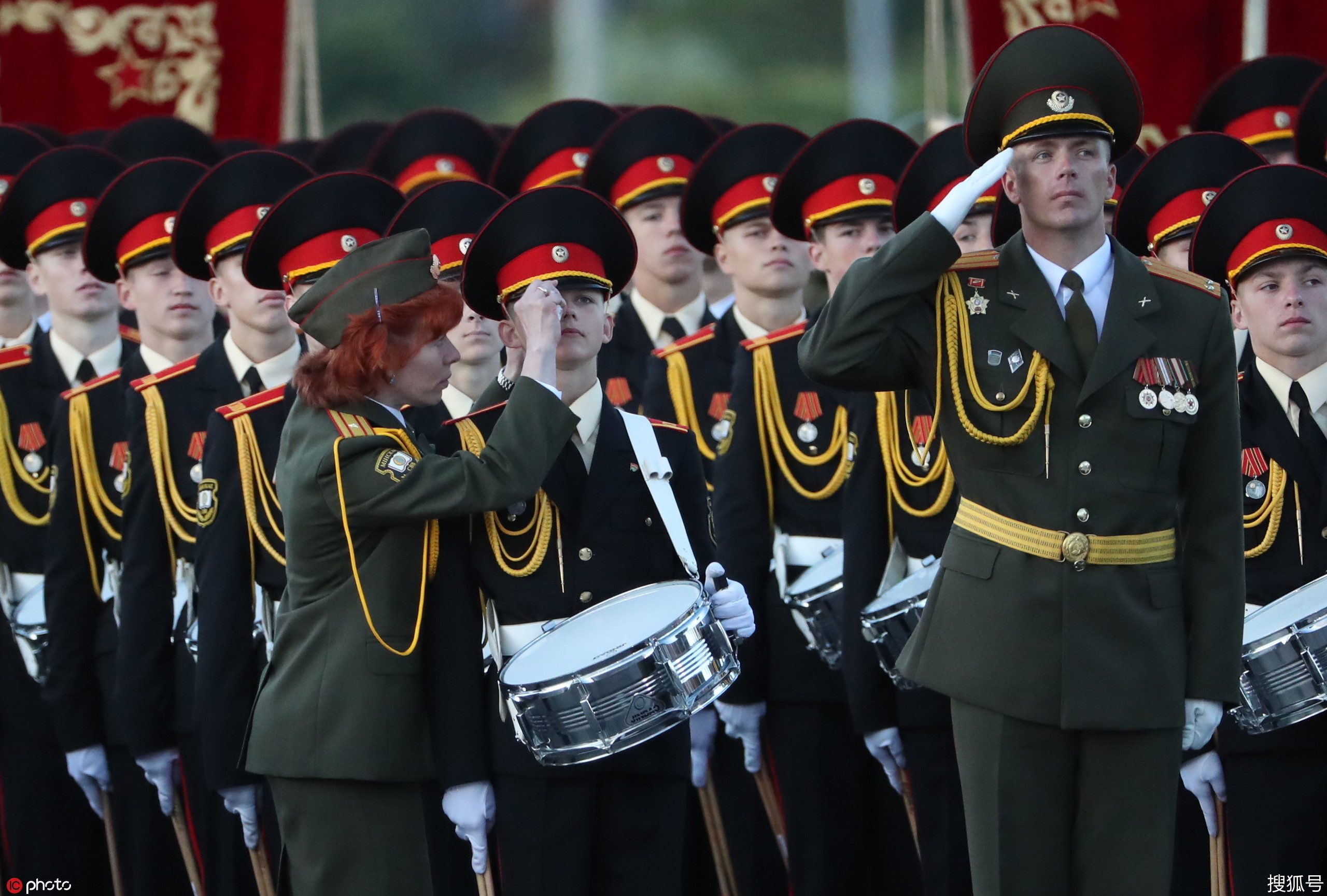 高度好评！解放军仪仗大队讲再度亮相白俄罗斯阅兵式_凤凰网