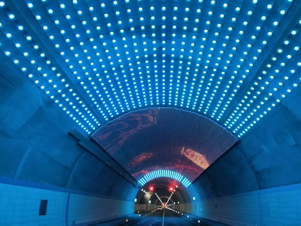 视频!凉山州最长公路隧道——越西小相岭隧道通车,天幕彩屏美翻了!_建