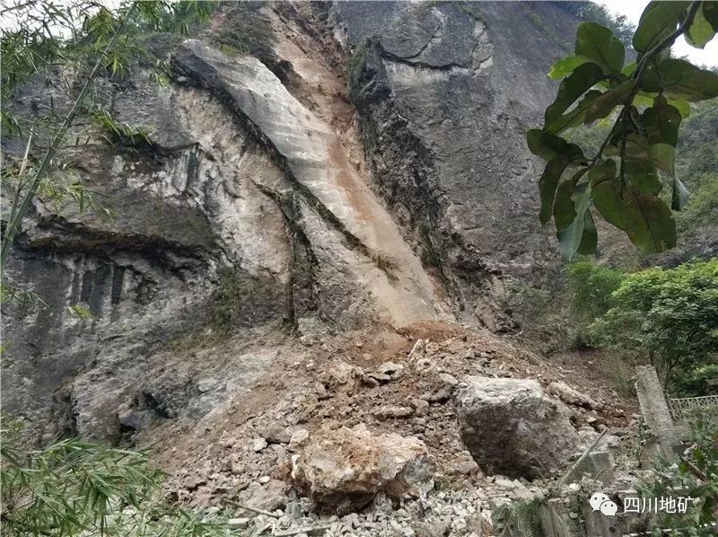 级地震,导致长宁县龙头镇龙头村3组笔架山危岩隐患点发生约 300方崩塌