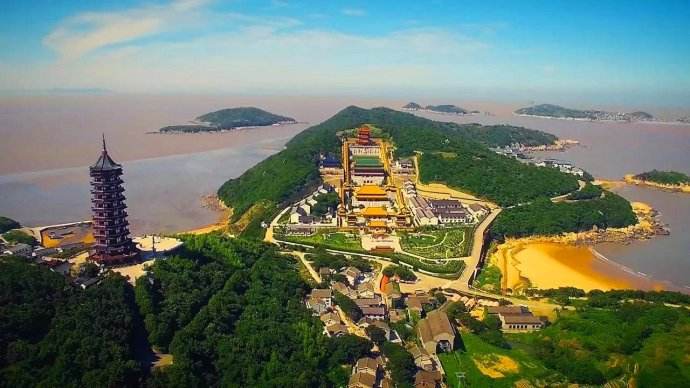四大佛教名山中唯一的一座海岛高度不到三百米被誉为海天佛国
