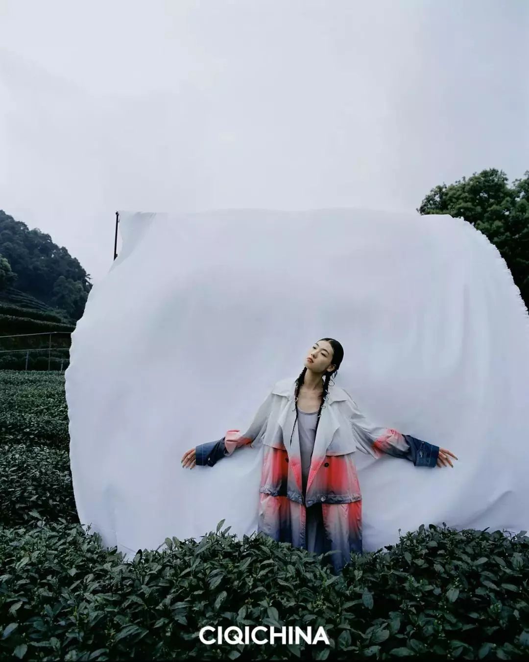超模陈思琪拍摄《ciqi磁器》6月刊"摩登中国"
