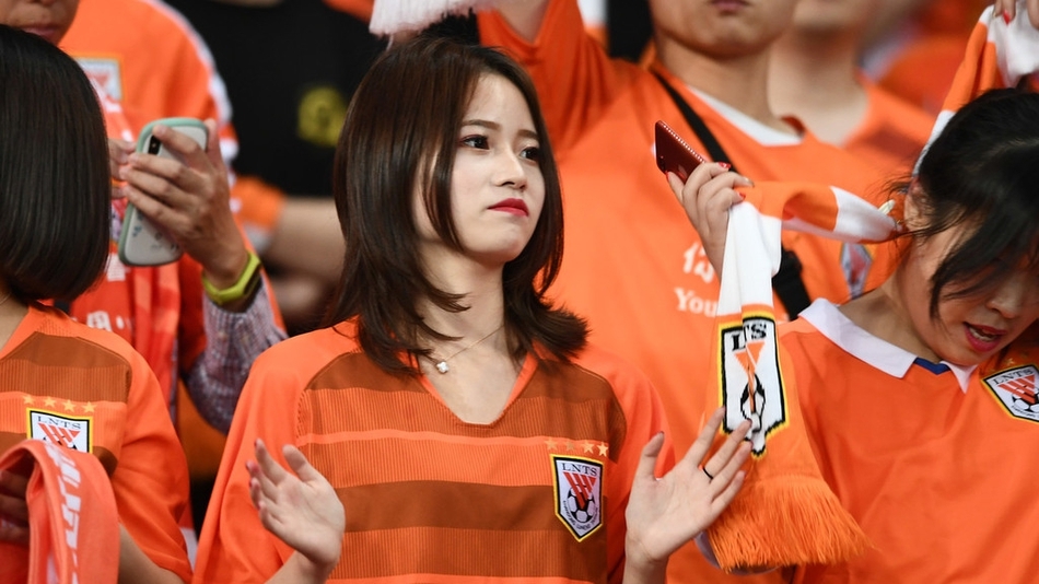 赛场女球迷:给城市"增光",为看台"添彩"_足球
