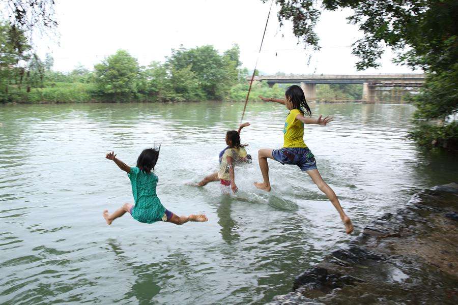 农村孩子下河游泳图片
