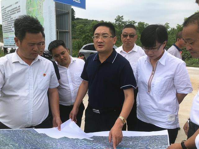 郭正勇,曾薇率队到凤山镇调研