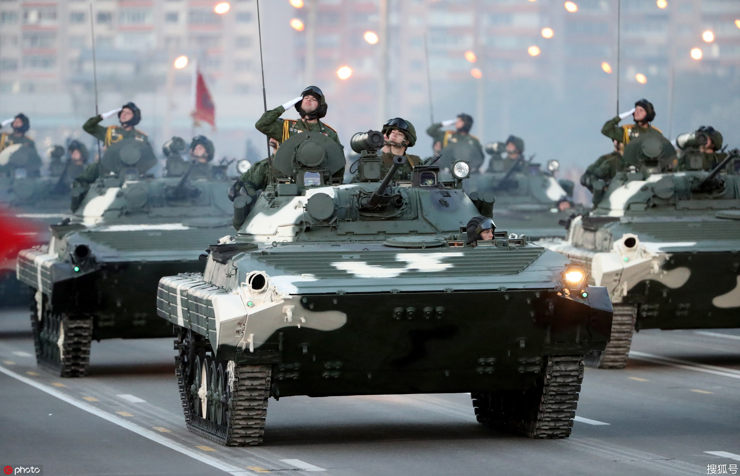 中国人民解放军仪仗大队亮相白俄罗斯独立日阅兵式-搜狐大视野-搜狐新闻