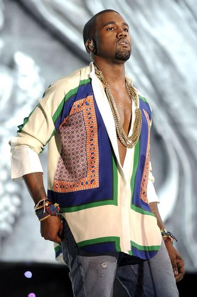 能够成功驾驭超浮夸金项链的,或许只有侃爷了,但请各位千万别轻易尝试