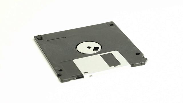 手掌大的存储器只能放一首歌,80后的记忆,20年前的高科技_磁盘