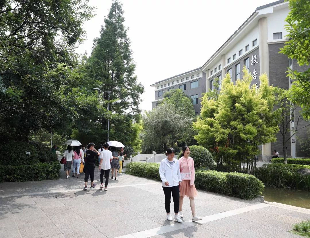 教育君要告诉大家一个大彩蛋:官渡区图书馆就建在官一中校园内,藏书43