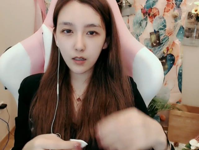 女解说rita兑现承诺直播卸妆素颜出镜真实样貌难以置信