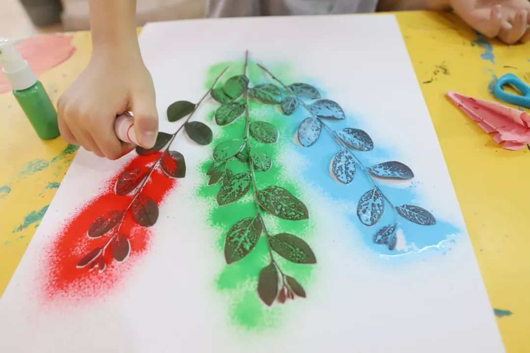 美工教室 | 水粉遇见喷壶,美丽不只一点点_颜料