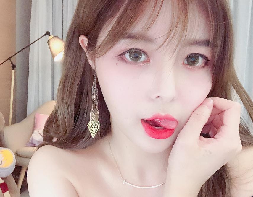 其实这名女主播名叫苏恩,还曾经跟doinb有过连麦