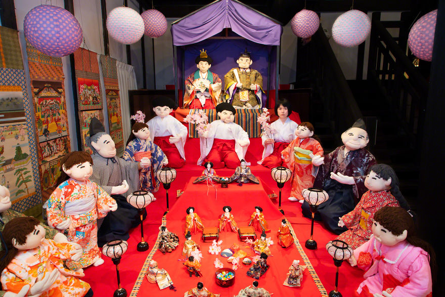 美女摄影师打卡日本"人偶村",目的太有爱!