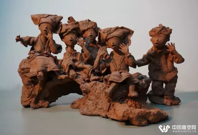 《红土壮乡——多彩生活》,陶泥,180×50×40cm《红土壮乡——拾柴》