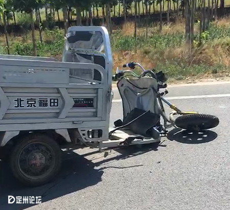 河北定州農村發生交通事故,現場血肉模糊!_三輪車