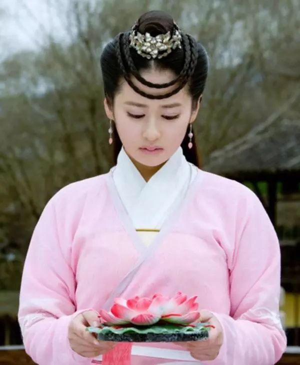 额头留辫子的古装女星范冰冰最美艳贾静雯最美李湘很惊艳