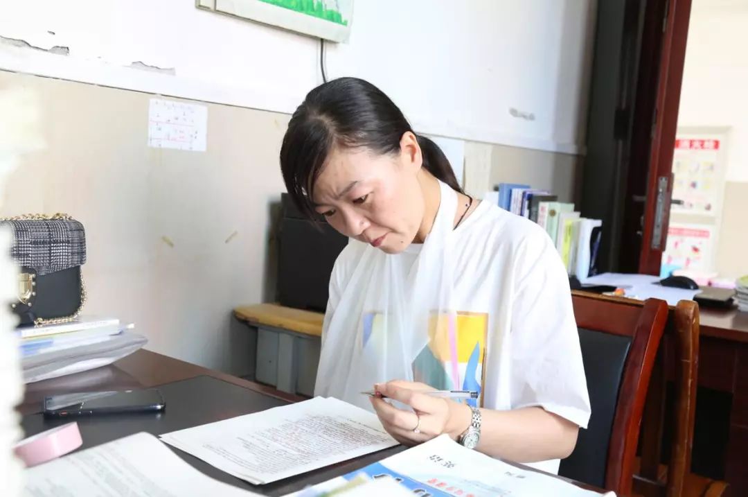 火了皖西中学这位女老师你认识吗