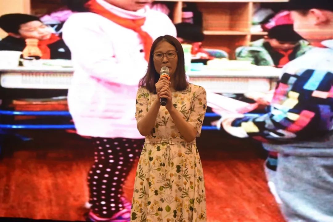左右滑动查看更多六(2)班唐哲宇妈妈,六(4)班黄子墨妈妈也代表全体