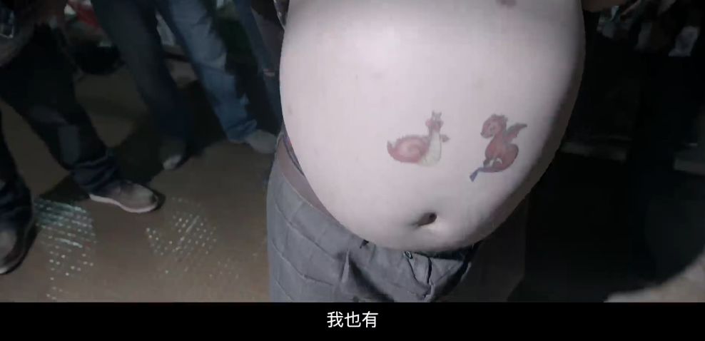 终极预告中,怒气冲冲的林雪对着拥有精致纹身的九龙探长撩起衣服后