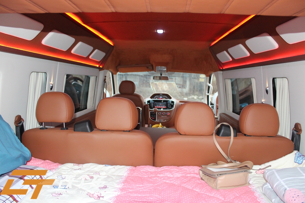 当然,满足承载量的同时,作为房车,这辆大通v80内饰改装少不了一张床的