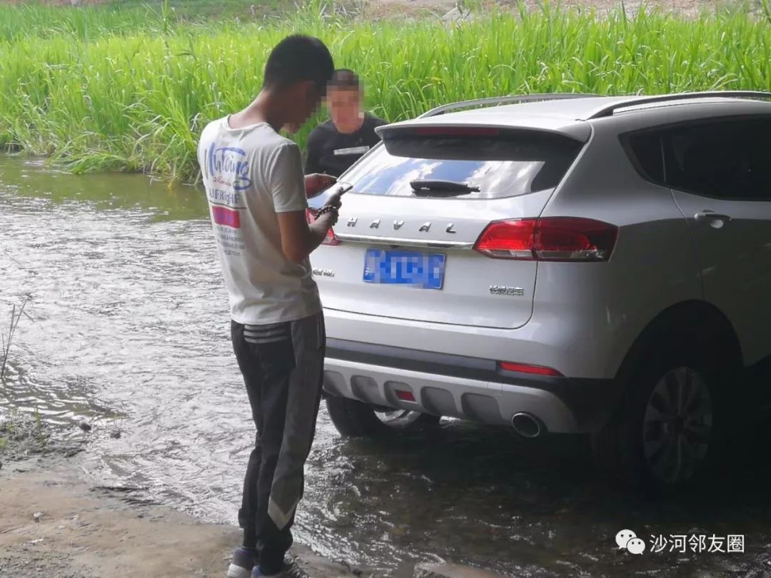 沙河路庄桥附近 | 竟然有人在河边洗车!