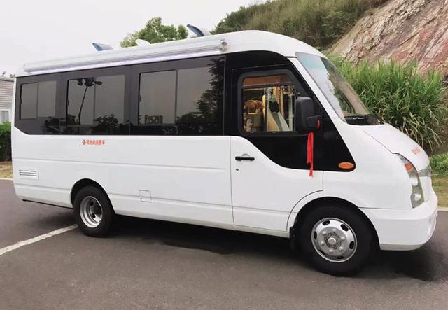 五菱打造的最新房车自带车床厨房卫浴c证就能开才20来万