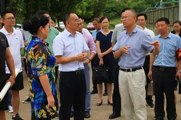 西昌市市长马廷贵一行调研西昌一中等学校